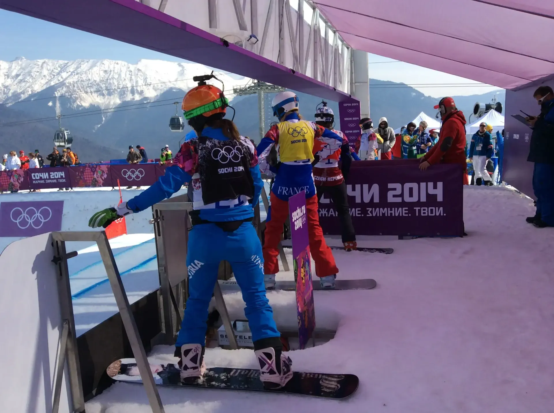Startanlage bei Nachtrennen mit Beleuchtung
