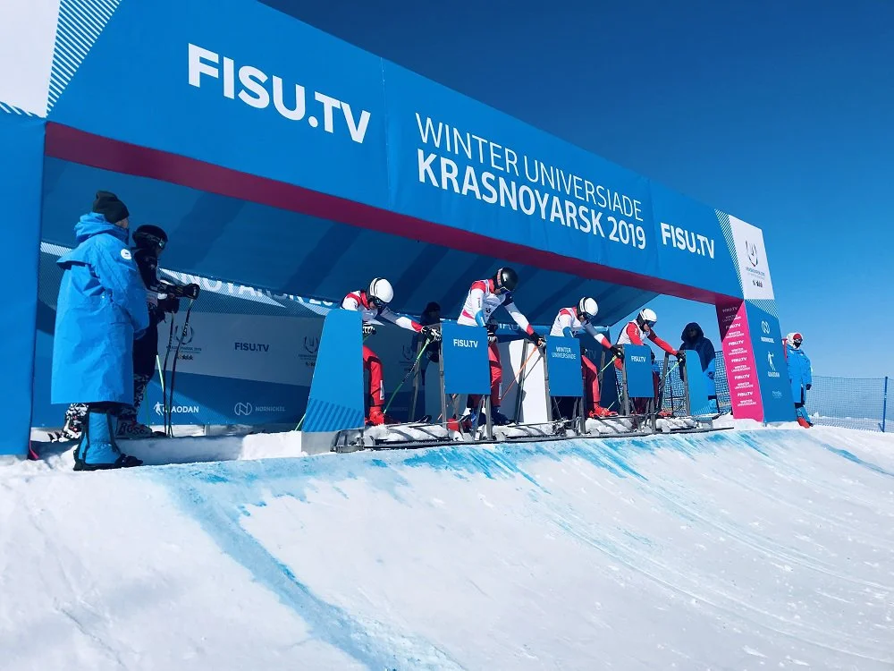 Gebrandeter Startbogen mit Sponsorenlogos bei Sportveranstaltung